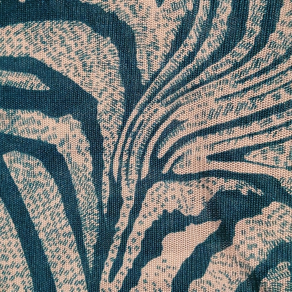 ⭐ 3 for $15 Pattern turquoise/ocean green and white tank top - Picture 2 of 2